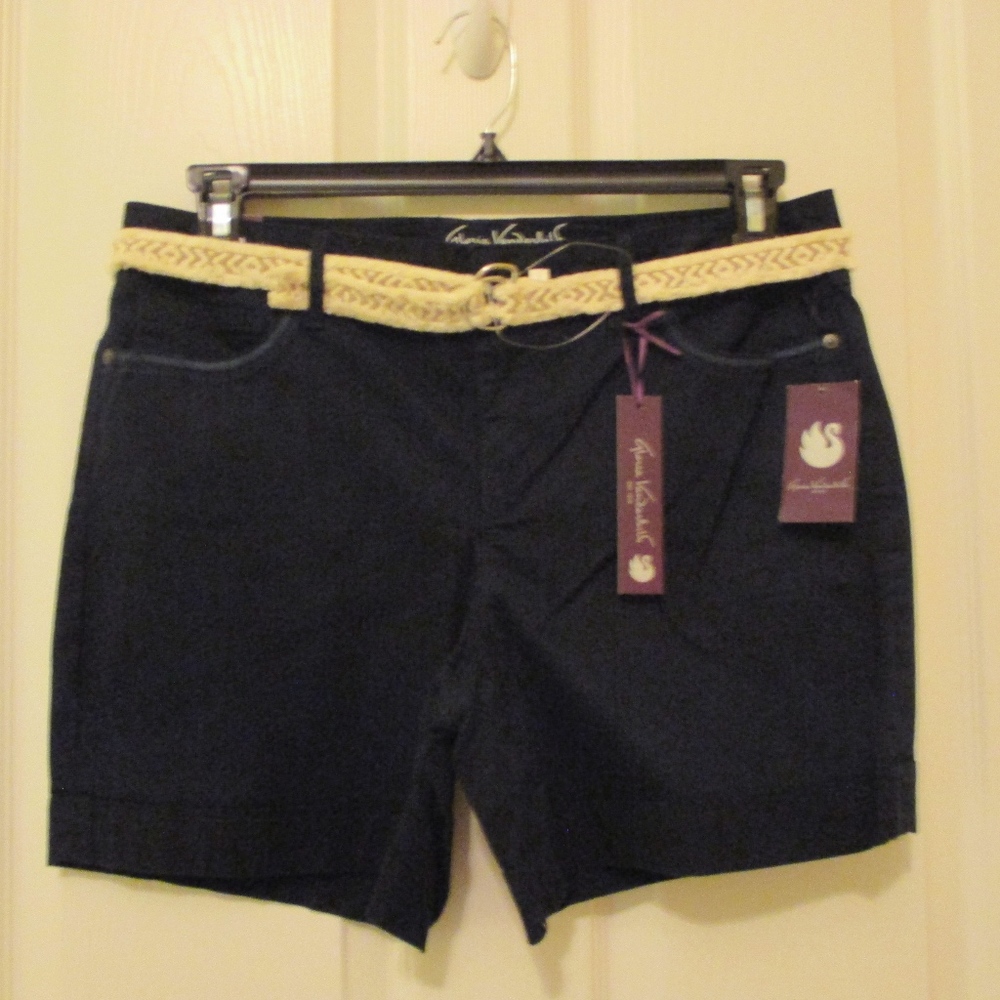 NWT - GLORIA VANDERBILT shorts - sz 16P - MSRP $44